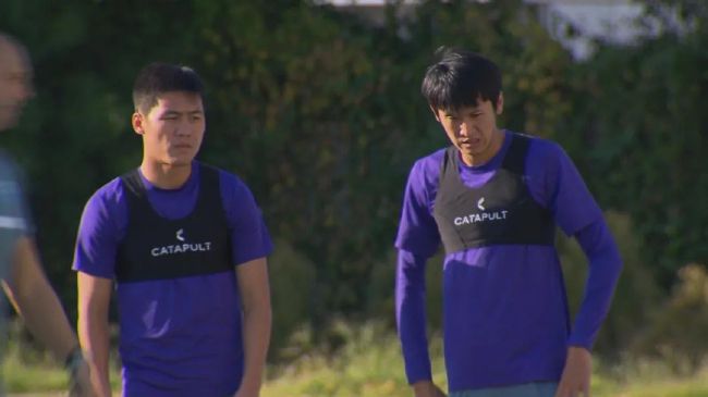 12岁女孩穿比基尼跳舞